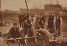 300347 Afbeelding van de schoolkinderen in, vermoedelijk, de Cornelis Mertenssstraat te Utrecht, die bomen planten in ...